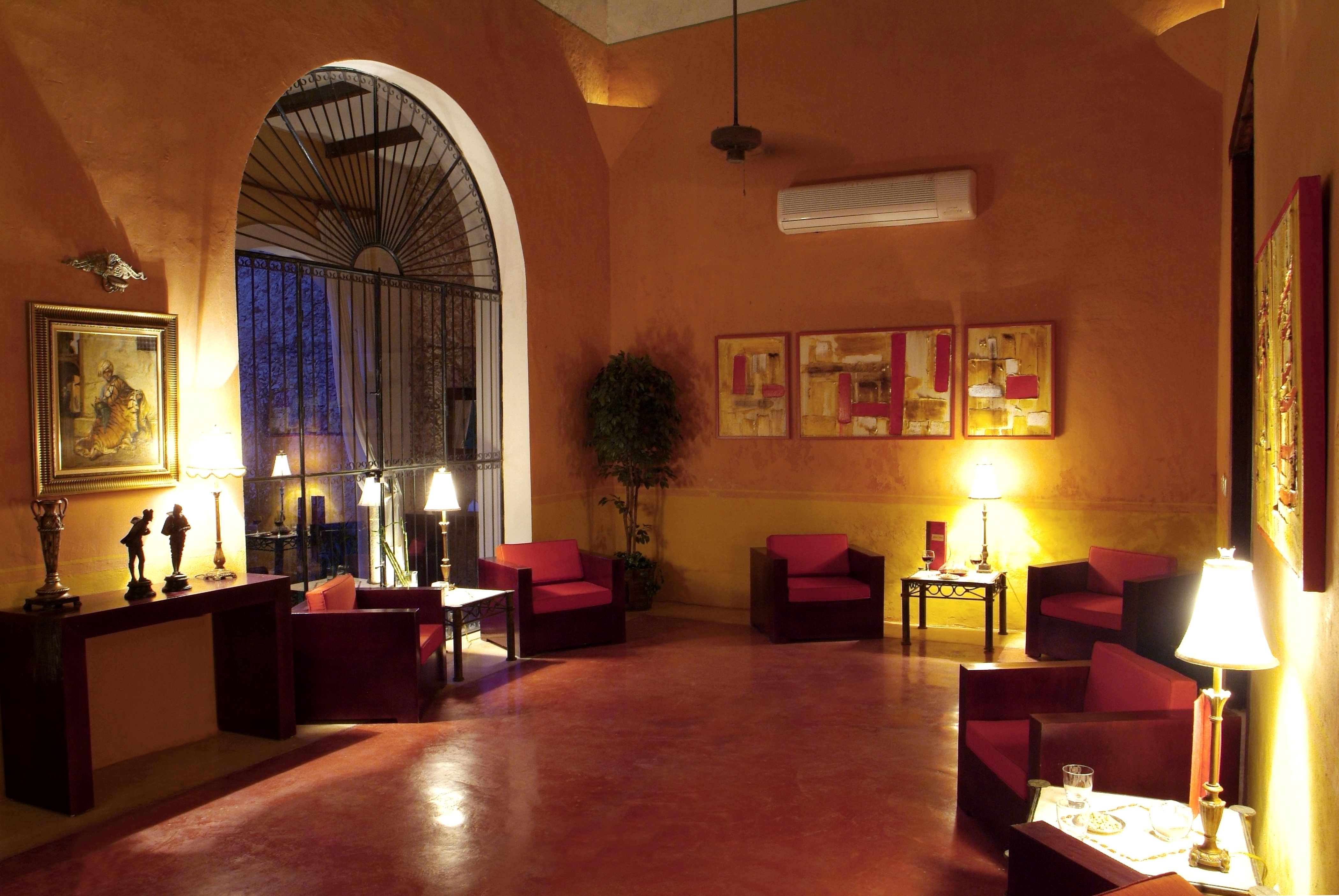 Lounge with red armchairs, Hotel Hacienda Mérida