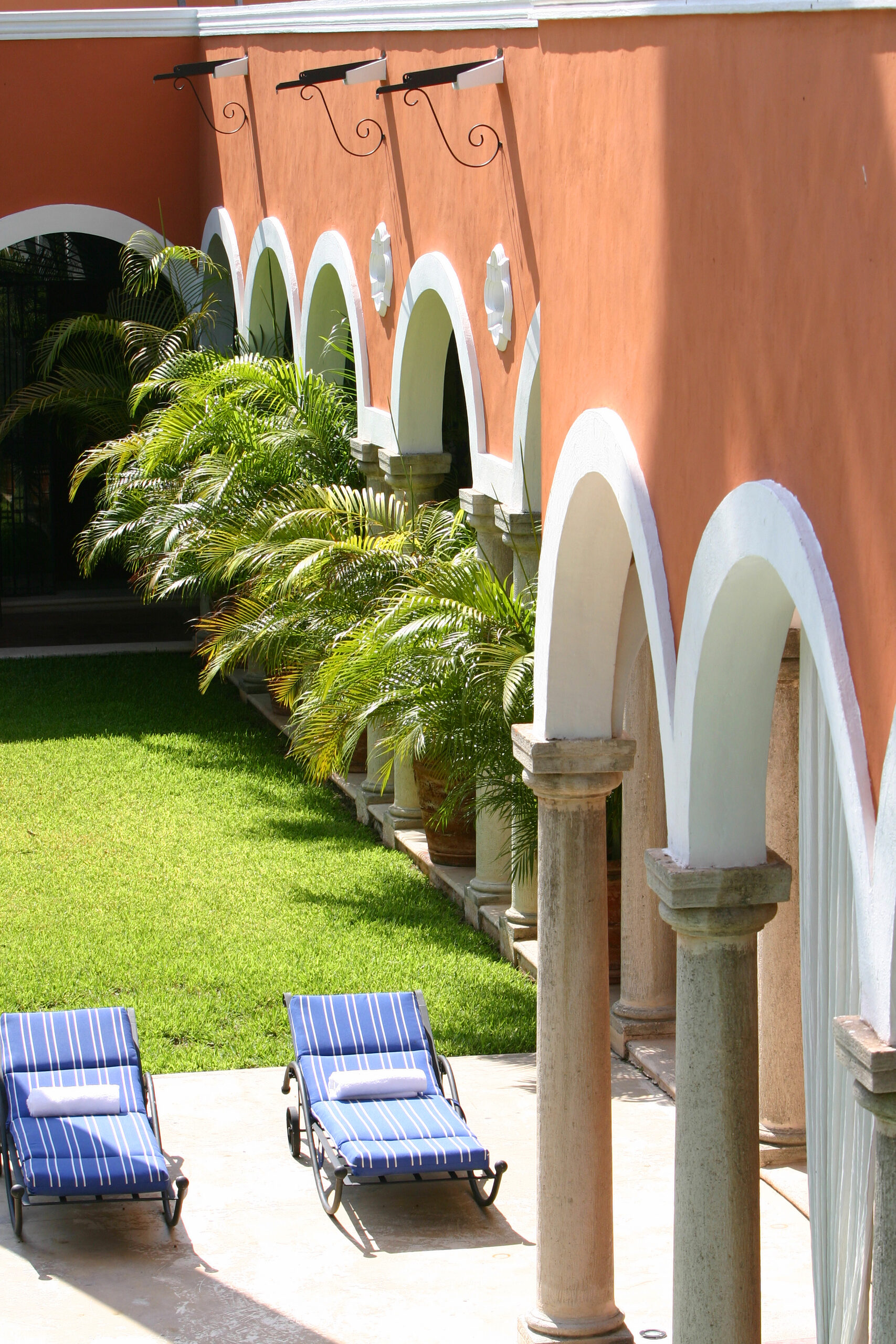 Courtyard arches and loungers, Hotel Hacienda Mérida