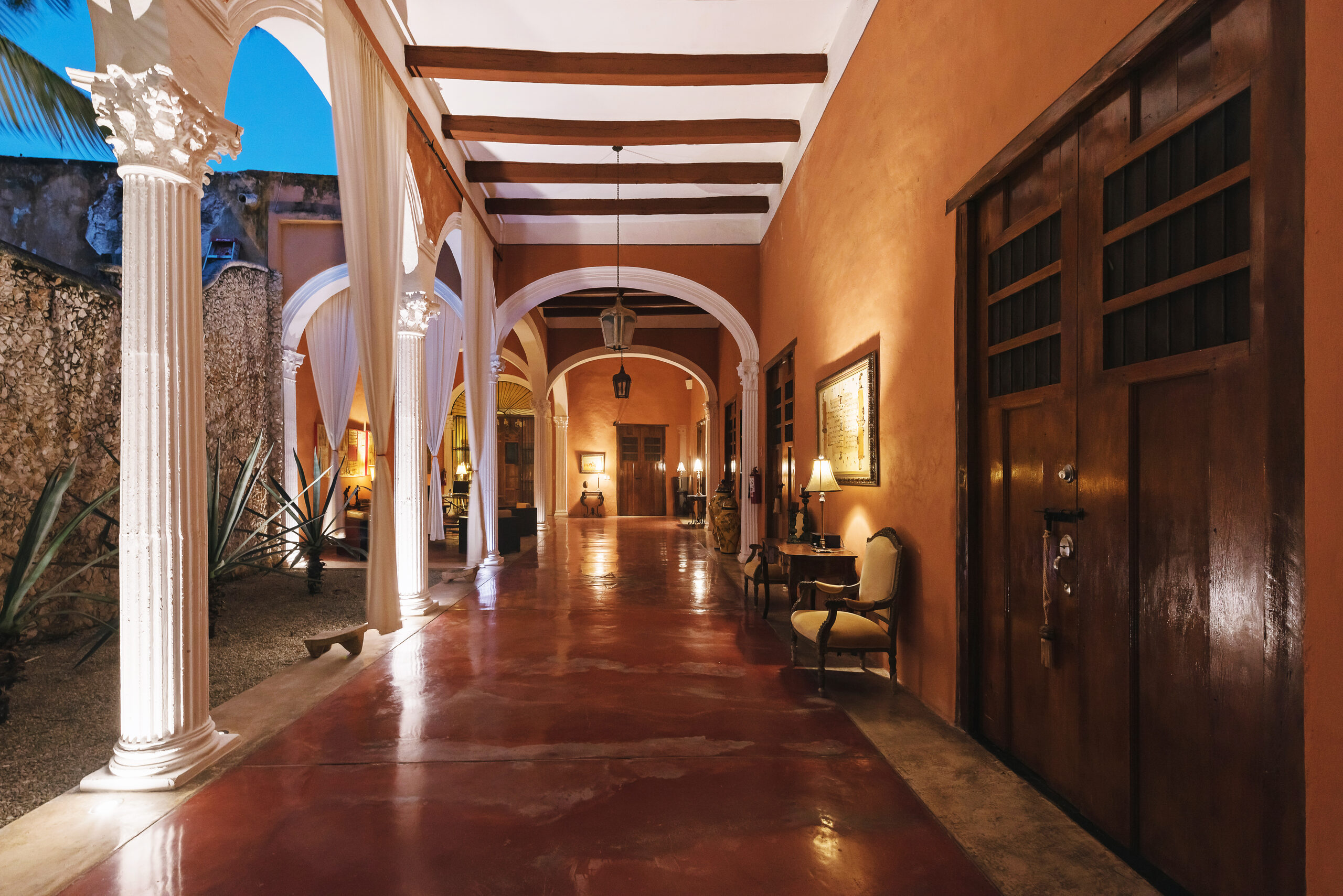 Arcade dining, Hotel Hacienda VIP
